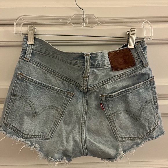 Levi’s denim shorts | multi button | light wash | size 23-24 - Picture 2 of 2